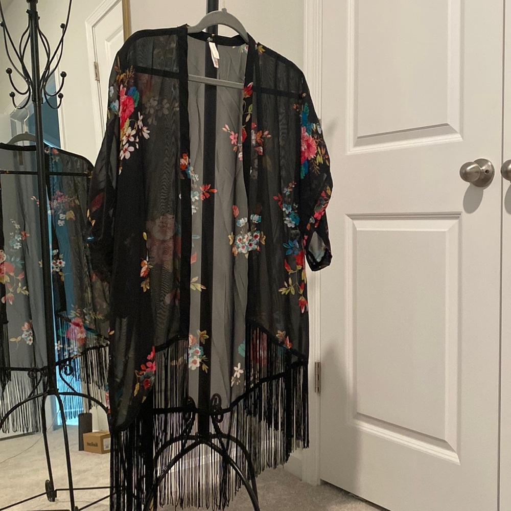 Black and floral women’s sheet kimono. Size XS/S.
